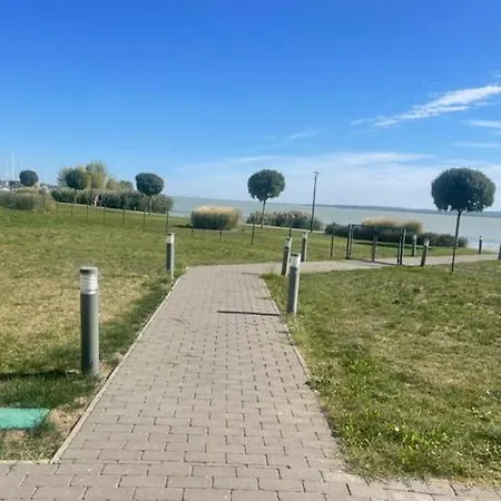 Balatonparti Gyoengyszem Apartment *
